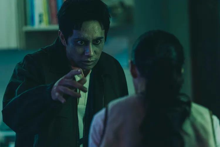 潘君侖在《鬼天廈》靠特殊化妝改造的中邪妝。華映娛樂提供