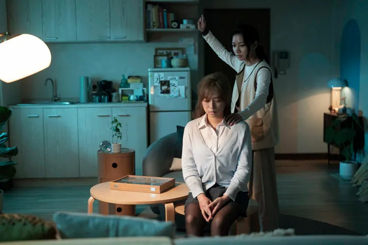 鄭茵聲（前）在《鬼天廈》慘遭附身，由陳妤出手解救。華映娛樂提供