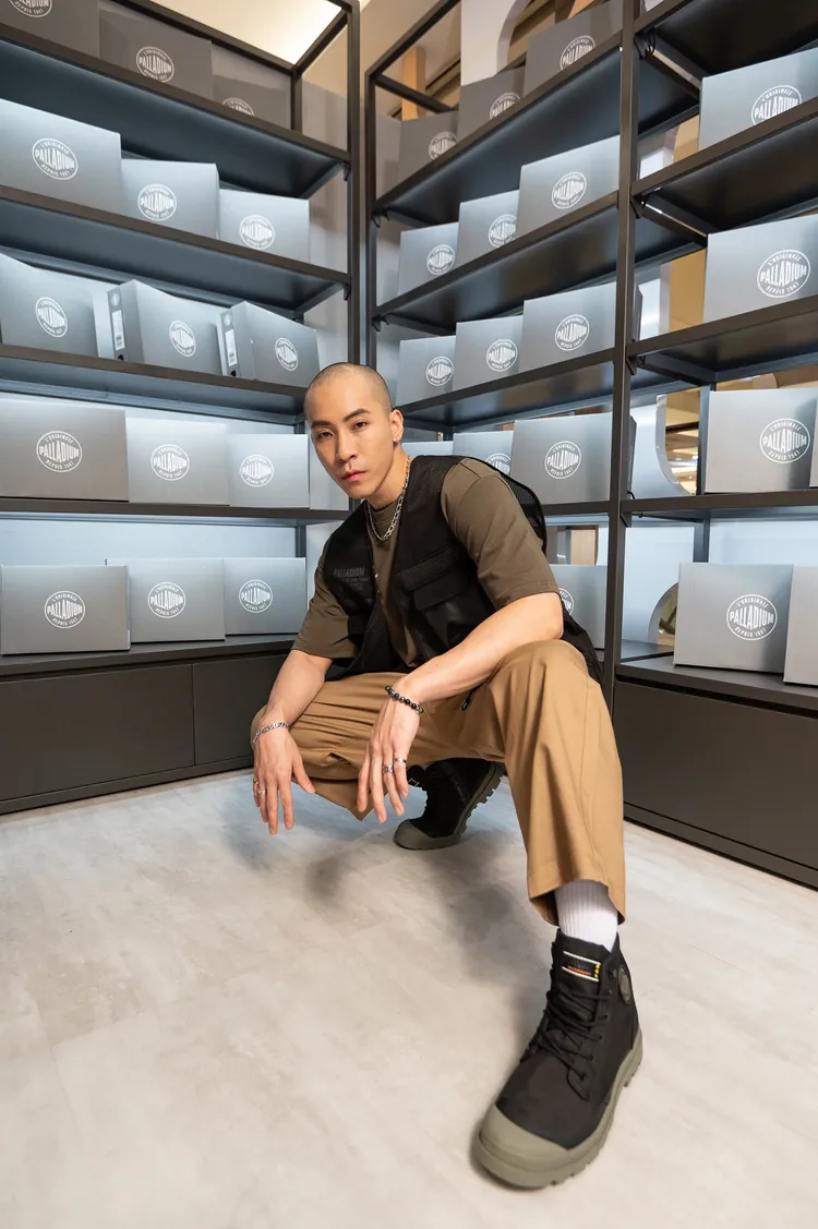 PALLADIUM LOGO短T（軍事綠）1590元、多口袋工裝釣魚背心（軍事綠）2990元、工裝長褲（橡木色）3290元、PAMPA RCYCL LITE+WP+ ZIP（深苔黑綠）3780元。品牌提供
