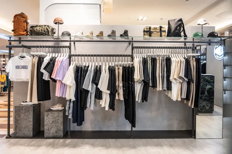 新店另一重點聚焦在滿滿的春季潮流服飾。品牌提供