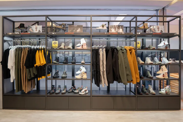 店面擺出一整面招牌橘標防水系列鞋款。品牌提供