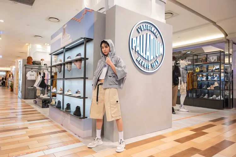 七分袖工裝風夾克（格雷灰）2790元、口袋工裝短褲（米白色）1990元、PALLAREVERSE （霧粉黑）2680元。品牌提供