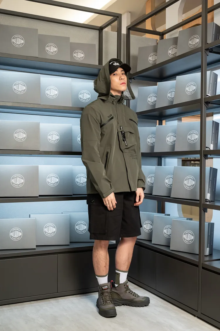 工裝風防水機能外套（軍事綠）7990元、工裝口袋短褲鉛（黑色）1990元、PALLARIDER MID WP+（軍事綠）4280元。品牌提供