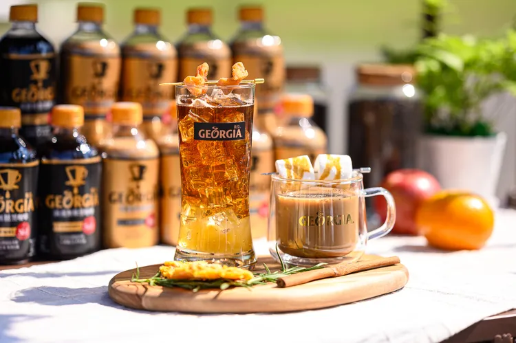 「GEORGIA喬亞咖啡」周末限定兩大創意特調「鳳梨氣泡黑咖啡」與「棉花糖蜜香肉桂拿鐵」可口可樂公司提供