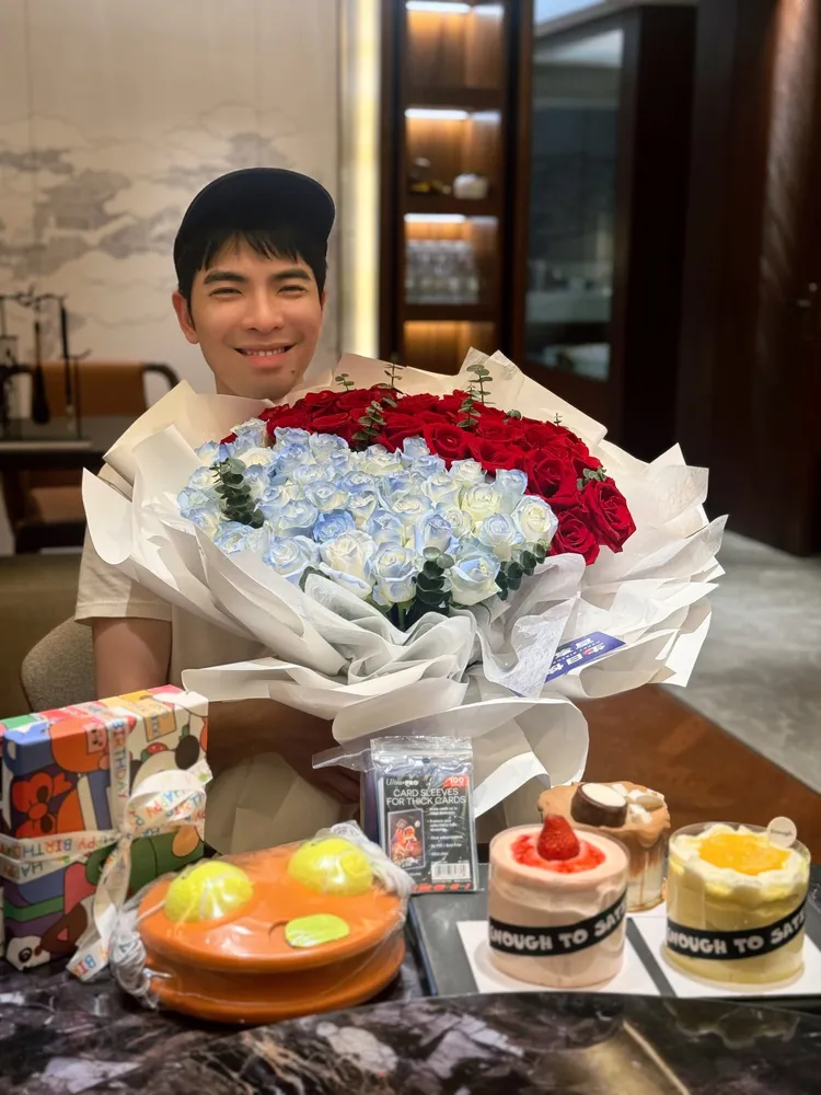 蕭敬騰收下工作人員的花束。喜鵲娛樂提供