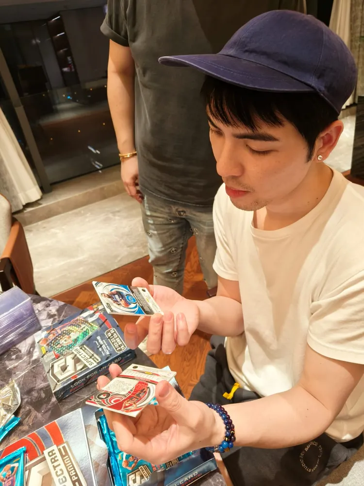 蕭敬騰驚喜收下生日禮物。喜鵲娛樂提供