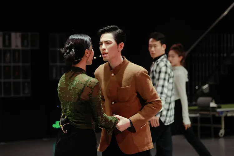 蕭敬騰全心投入彩排。喜鵲娛樂提供