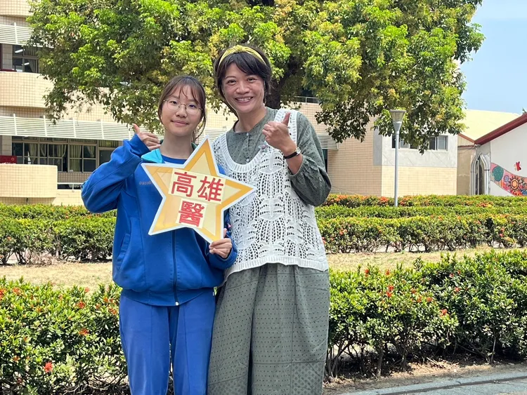 許䈄容是辯論社大將，愛做實驗偏好生物、化學，錄取高雄醫學大學醫藥暨應化系醫藥化學組。校方提供