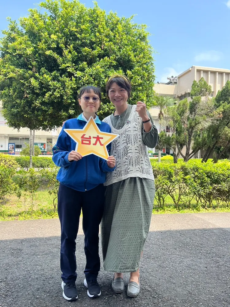 洪筱衿（右）參加繁星錄取台大，開心和導師合影。校方提供