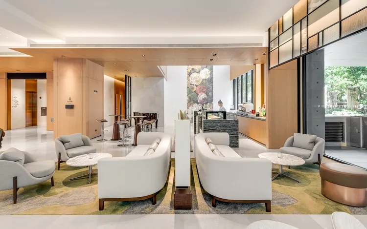 身分證或ARC之數字有3個5，下榻台北中山九昱希爾頓逸林酒店，享La Salle森酒吧內用餐五折優惠(不含酒精飲品)。業者提供