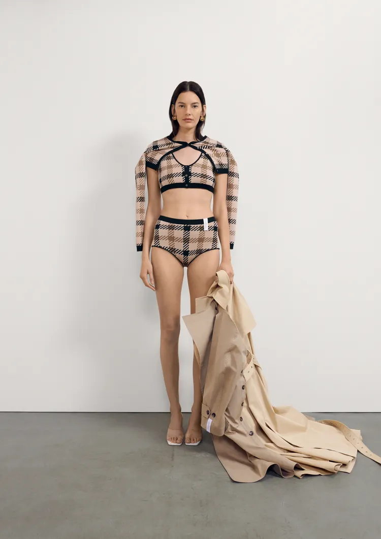 聯名系列沿襲Rok Hwang招牌解構、重組與不對稱設計方式。品牌提供