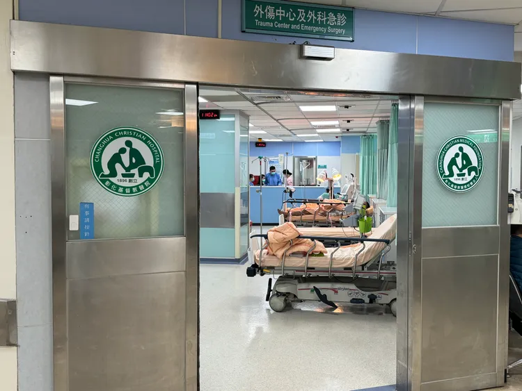 二名嗆傷民眾救治中。翻攝畫面