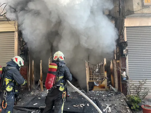 彰化民宅火警!2男受困求援 嗆昏意識模糊送醫搶救