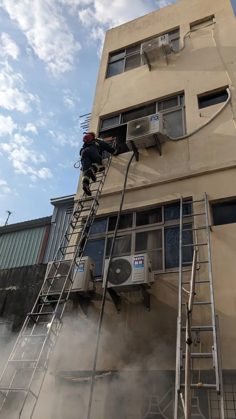 彰化民宅火警，消防隊急滅火。翻攝畫面