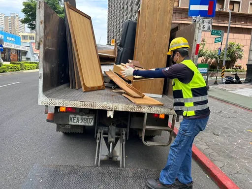 家戶廢棄傢俱及垃圾勿亂丟 環保局預約清運!還可尋合法清運機構處理