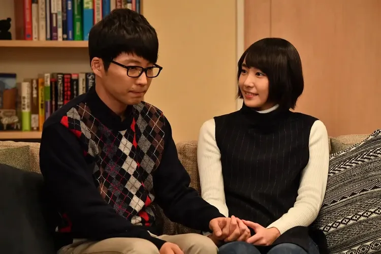 星野源（左）和新垣結衣因《月薪嬌妻》結緣，婚後未再同台。翻攝mantan-web