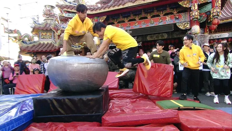 在阿翔（上）扶助下，胡瓜賣力跳上平台。民視提供