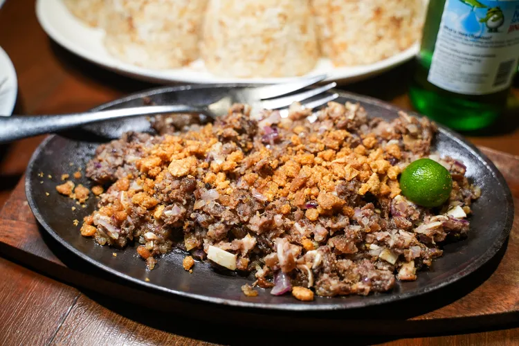 鐵板豬頭肉(Sizzling Sisig)。田欣雲攝影