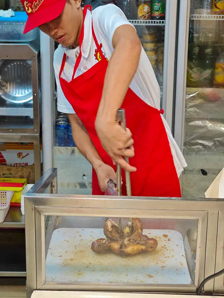 整隻烤雞現點現切。田欣雲攝影