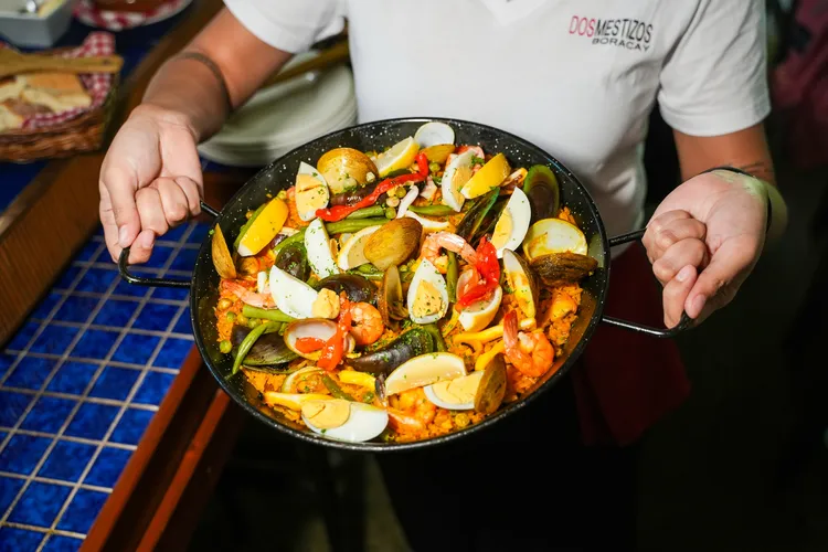 滿滿海鮮料的西班牙鐵鍋飯Paella。田欣雲攝影