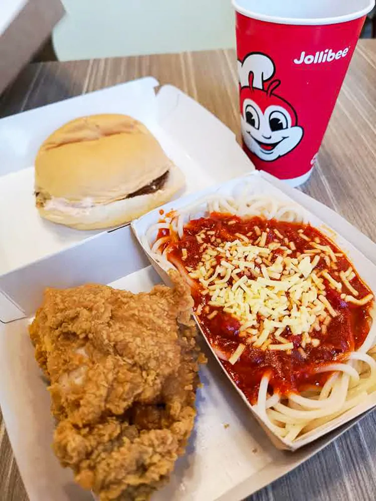 Jollibee以其獨特的菲律賓風味漢堡、炸雞和義大利麵聞名。田欣雲攝影