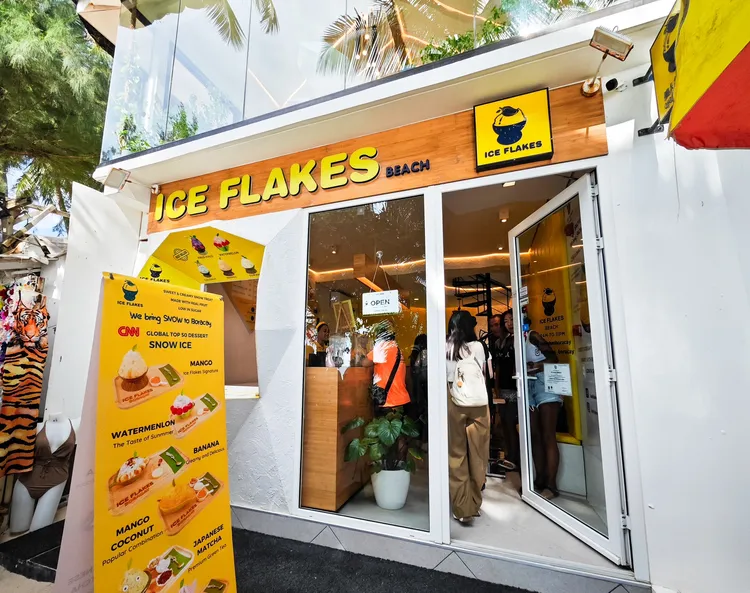 店面位於白沙灘旁的ICE FLAKES Boracay美人魚雪花冰。田欣雲攝影