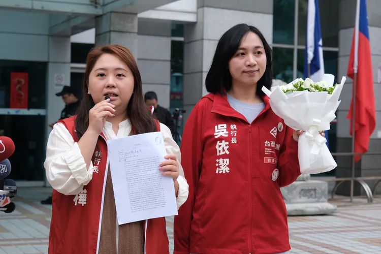 楊佩樺跟吳依潔提告夏立言後，轉赴國民黨中央黨部外贈送白玫瑰給夏。基進提供