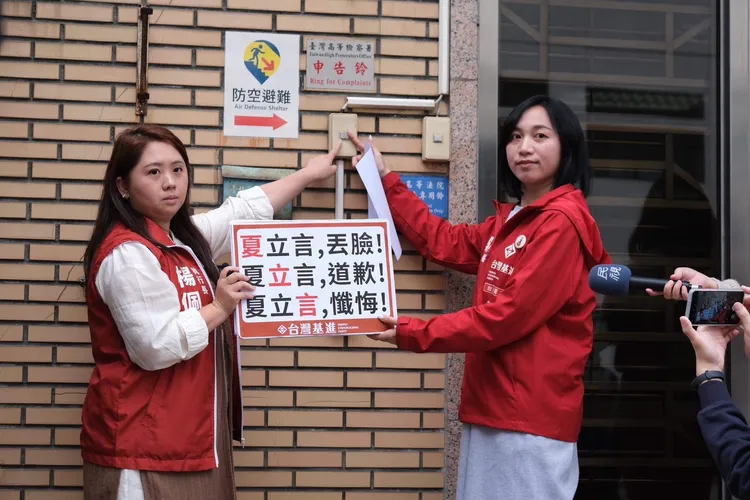 吳依潔及楊佩樺14日到台灣高等法院提告夏立言。台灣基進提供