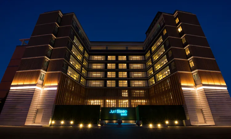 入住捷絲旅宜蘭礁溪館「螢河秘境」生態賞螢專案，溫泉客房兩人成行、每人每晚最低僅1700元起。業者提供