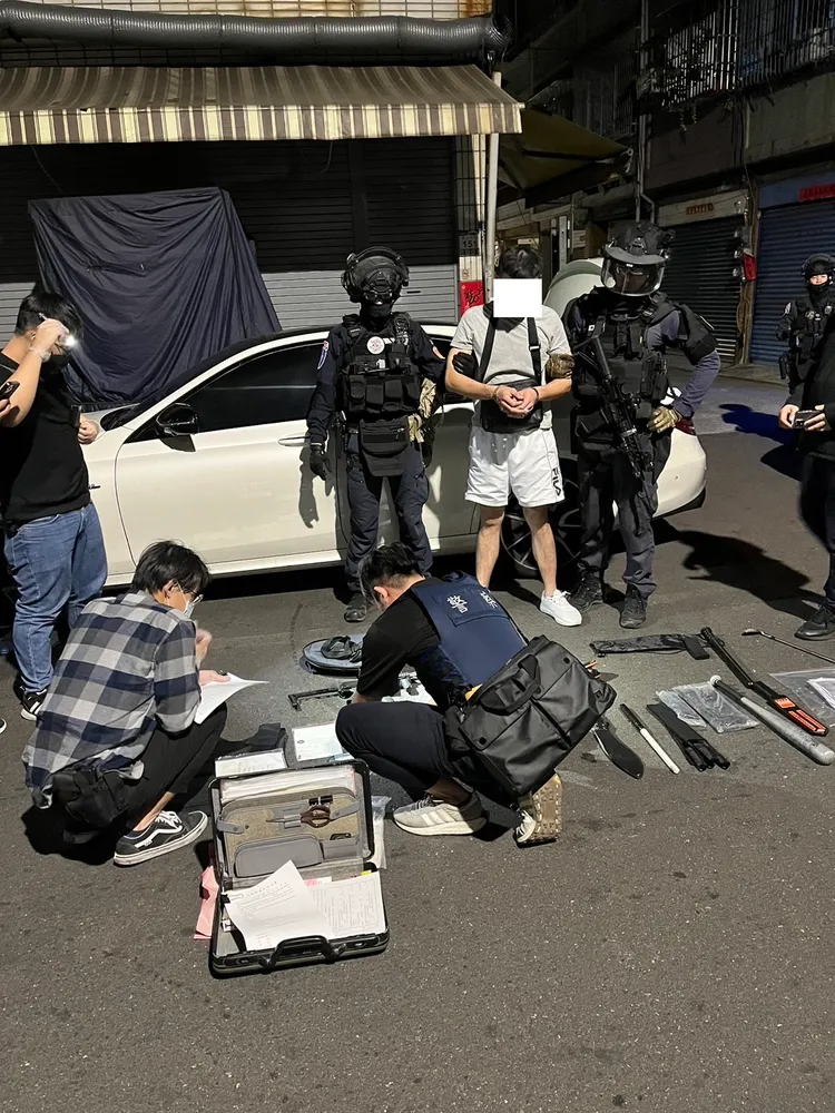 警方拘捕施嫌到案，在車上起出槍彈、刀械。保三總隊提供