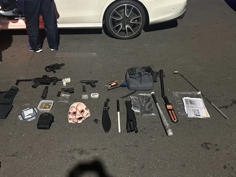 犯嫌從事暴力討債，隨車攜帶球棒、束帶、頭套。保三總隊提供