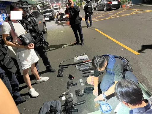 壓制片|擁槍討債圍事還衝撞拒捕!被警一動作嚇到投降 駭人頭套好多臉