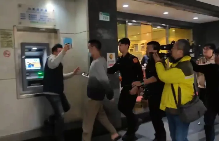 陳亞豪今早一度想對記者動手。翻攝畫面
