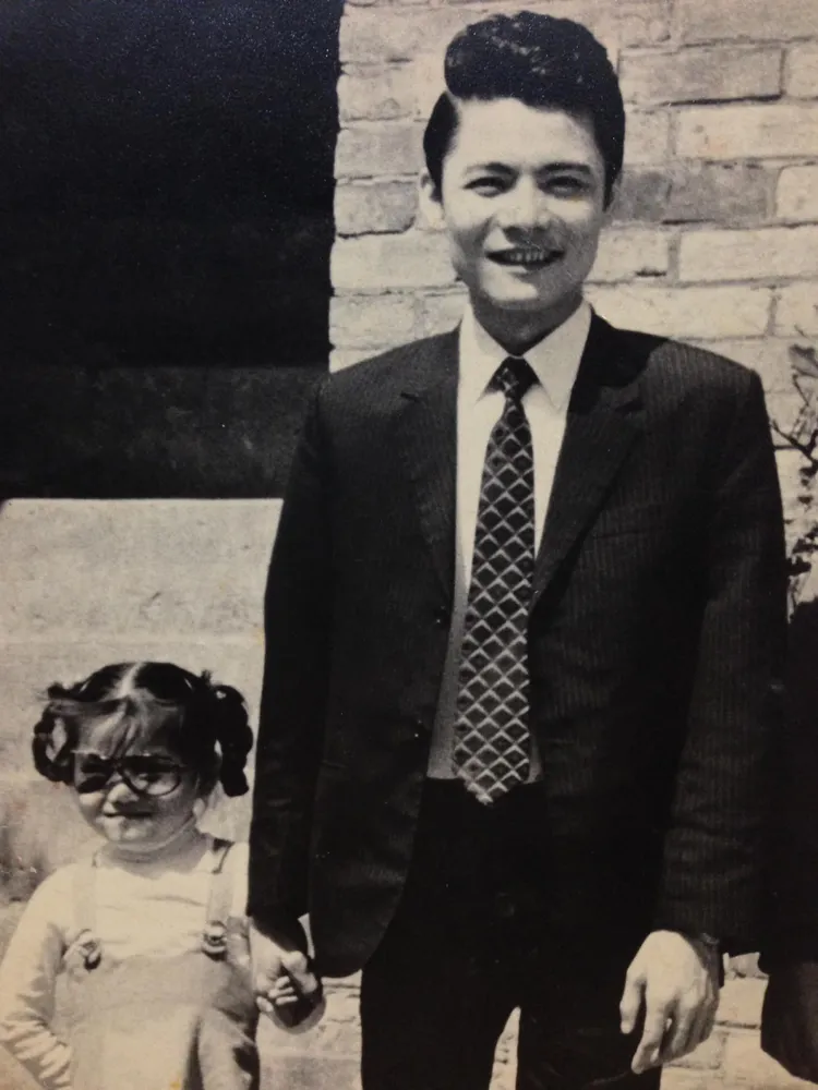 父親疼愛她，牢牢的牽著她的手。翻攝楊麗菁臉書