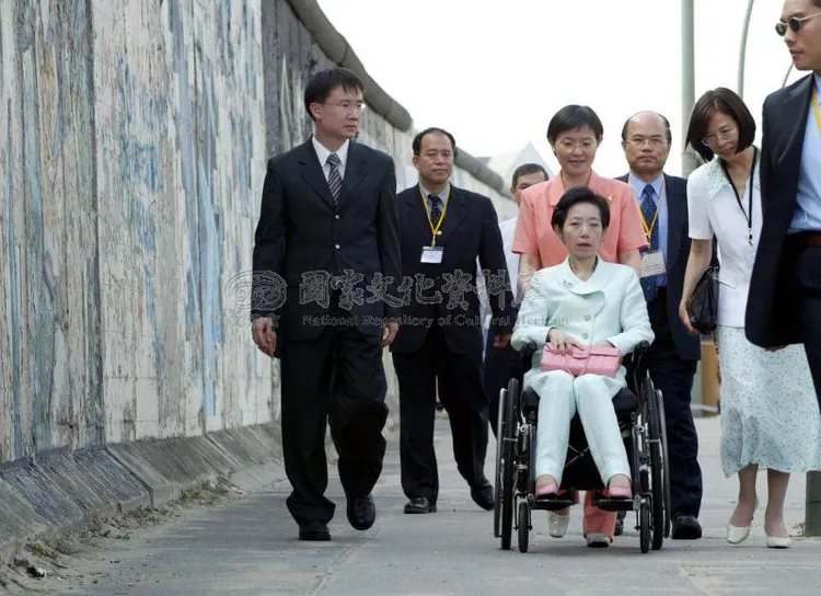 劉怡宗(左)20年前鮮肉照，在警界引發討論。翻攝自「國家文化記憶庫」