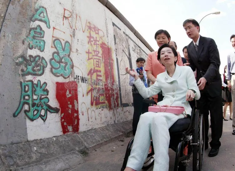 當時穿西裝的隨扈警官(右)便是劉怡宗。翻攝自「國家文化記憶庫」