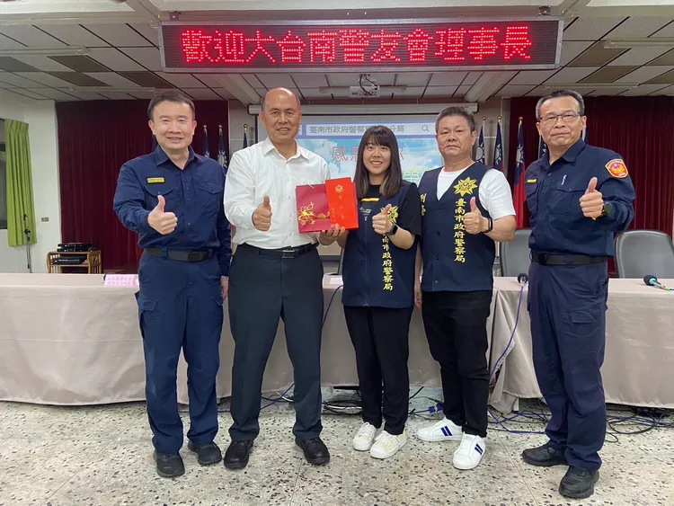 劉怡宗(左1)目前是南市警二分局分局長。警方提供