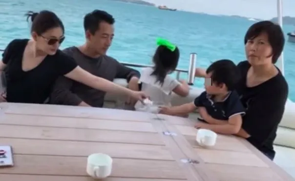 楊阿姨（右）照顧大汪的小孩多年。翻攝微博