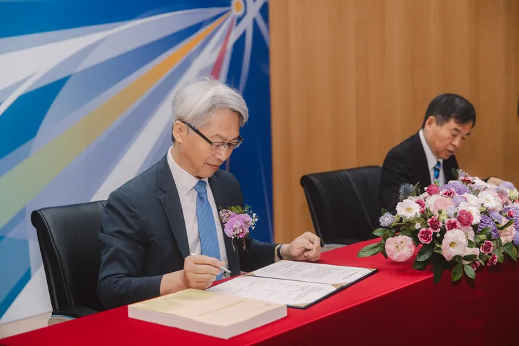 廖俊智 （左）與鄭文隆簽署「海洋能技術發展應用合作備忘錄」。中研院提供