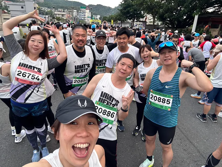 萬金石跑友們相當熱血，有大學同學揪團參加，鍛鍊身體也順便同學會聚餐，一舉兩得。跑友提供