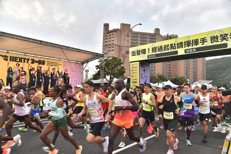 來自各國的選手開跑。翻攝畫面