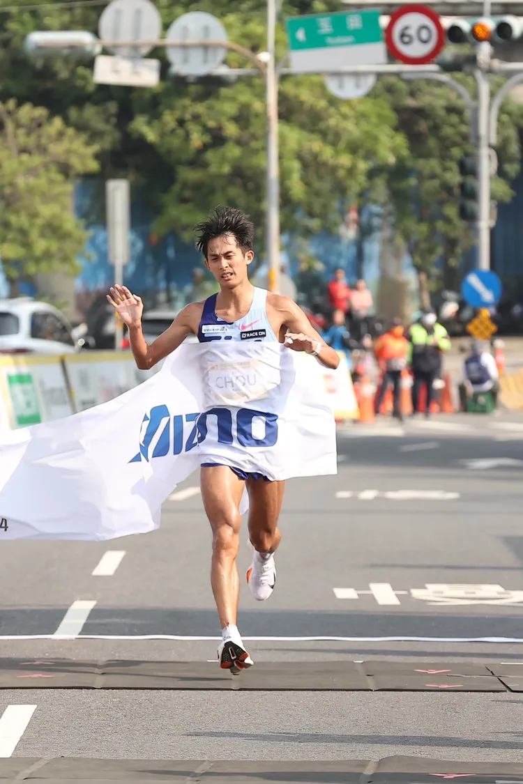 「印帝」周庭印今天創下萬金石馬拉松個人最佳成績，拿下國內男子組冠軍。體育局提供