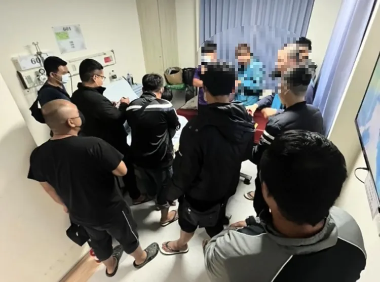 小小病房擠滿12人。取自社會事