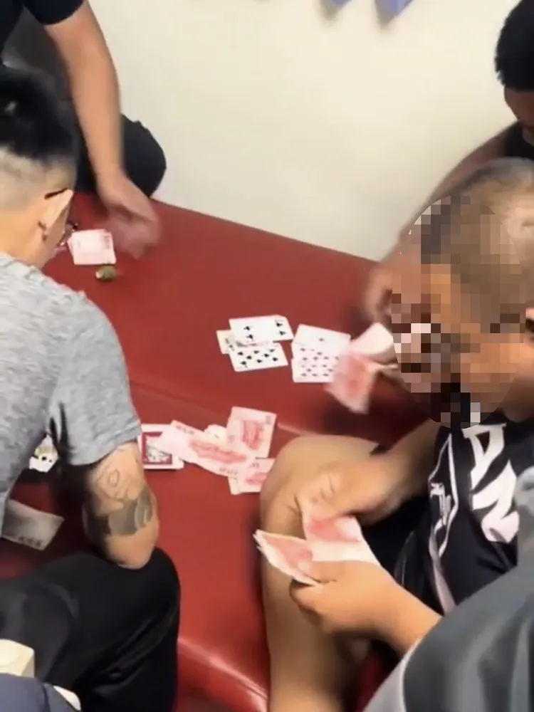 病床沙發當賭桌。取自社會事