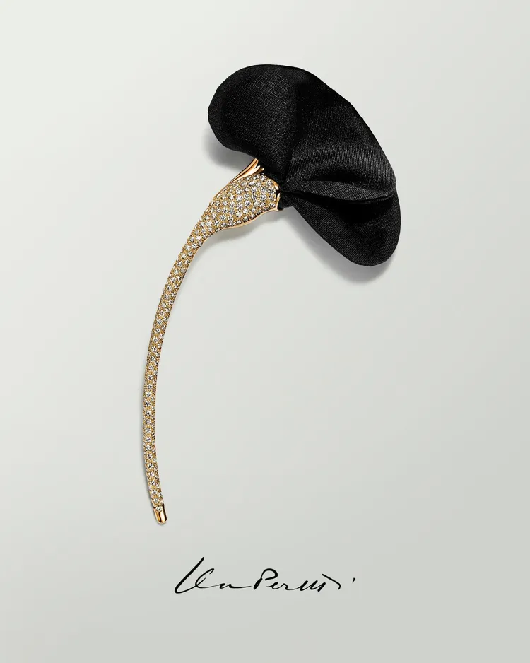 Tiffany Elsa Peretti AMAPOLA 18K金裝飾黑色絲綢罌粟花造型鋪鑲鑽石胸針。品牌提供