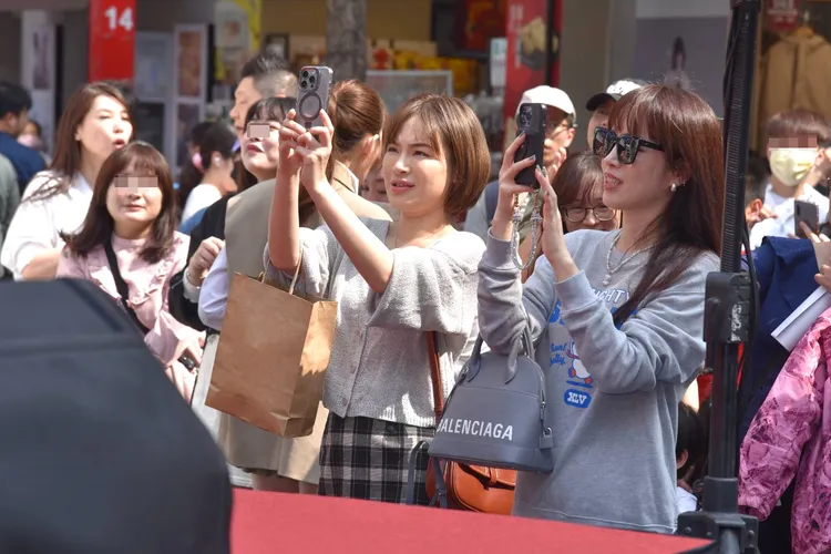 陳沂日前抽空到西門町，朝聖歌手洪暐哲 《怪咖》簽唱會，在台下化身小粉絲拍照。特勤中心攝