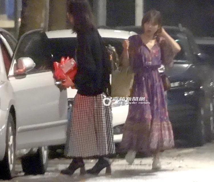 陳沂（右）搭乘友人的車，回到內湖的某棟社區外停車格停車。特勤中心攝