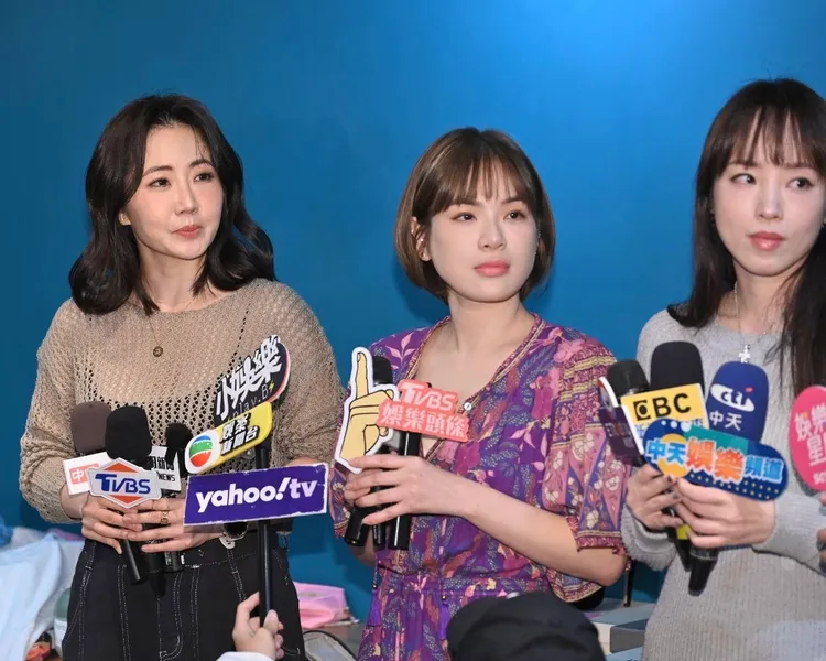 謝忻（左起）、陳沂、朱蕾安在二手義賣會接受媒體聯訪。特勤中心攝