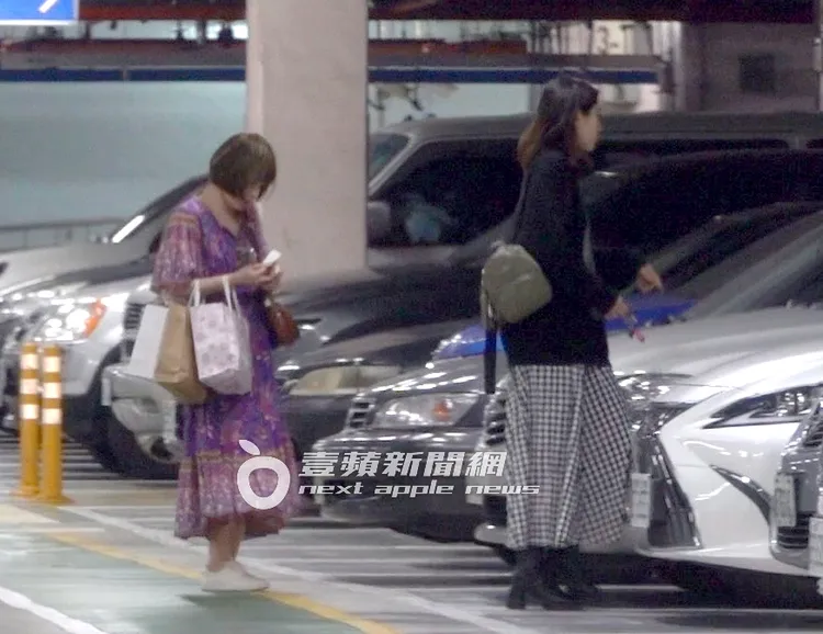 陳沂（左）與友人到大安森林公園地下停車場取車。特勤中心攝