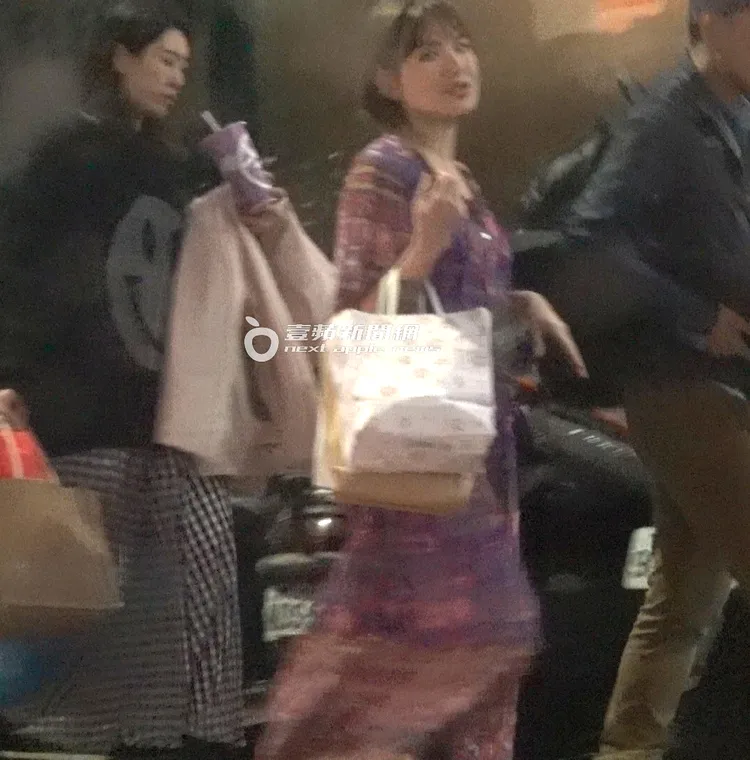 晚間近9點，陳沂（中）才提著大包小包的物品，和友人一起走到大安森林公園取車。特勤中心攝